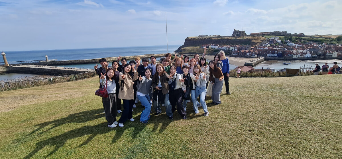 歴史的な港町、Whitbyでの記念写真