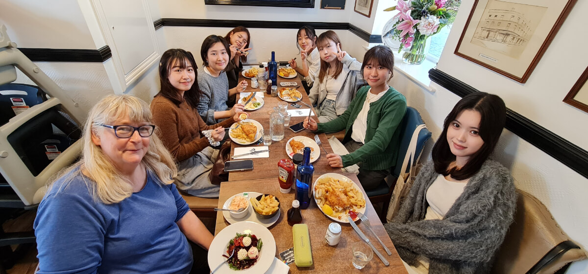 食事をしながらの国際交流